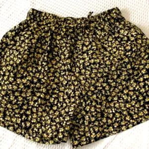 NWT Faithfull the Brand Sereno Shorts Black Yellow Floral Drawstring. X-Small