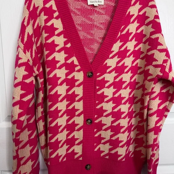Vanilla Bay- Pink and Cream Houndstooth Women's Sweater. Size Small. NEW