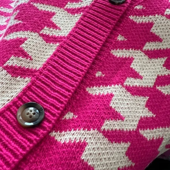 Vanilla Bay- Pink and Cream Houndstooth Women's Sweater. Size Small. NEW