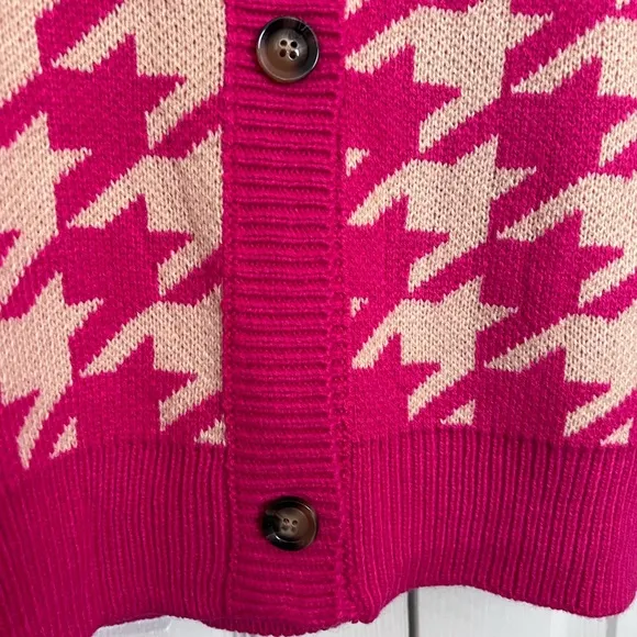 Vanilla Bay- Pink and Cream Houndstooth Women's Sweater. Size Small. NEW